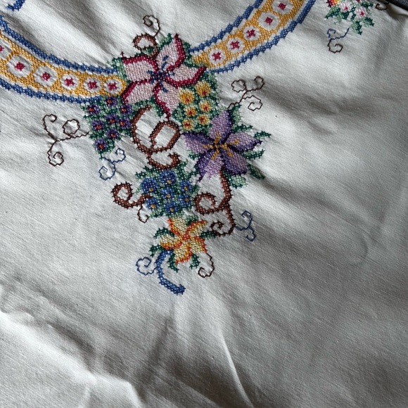 Vintage Hand Embroidered Off White Tablecloth - Picture 10 of 16